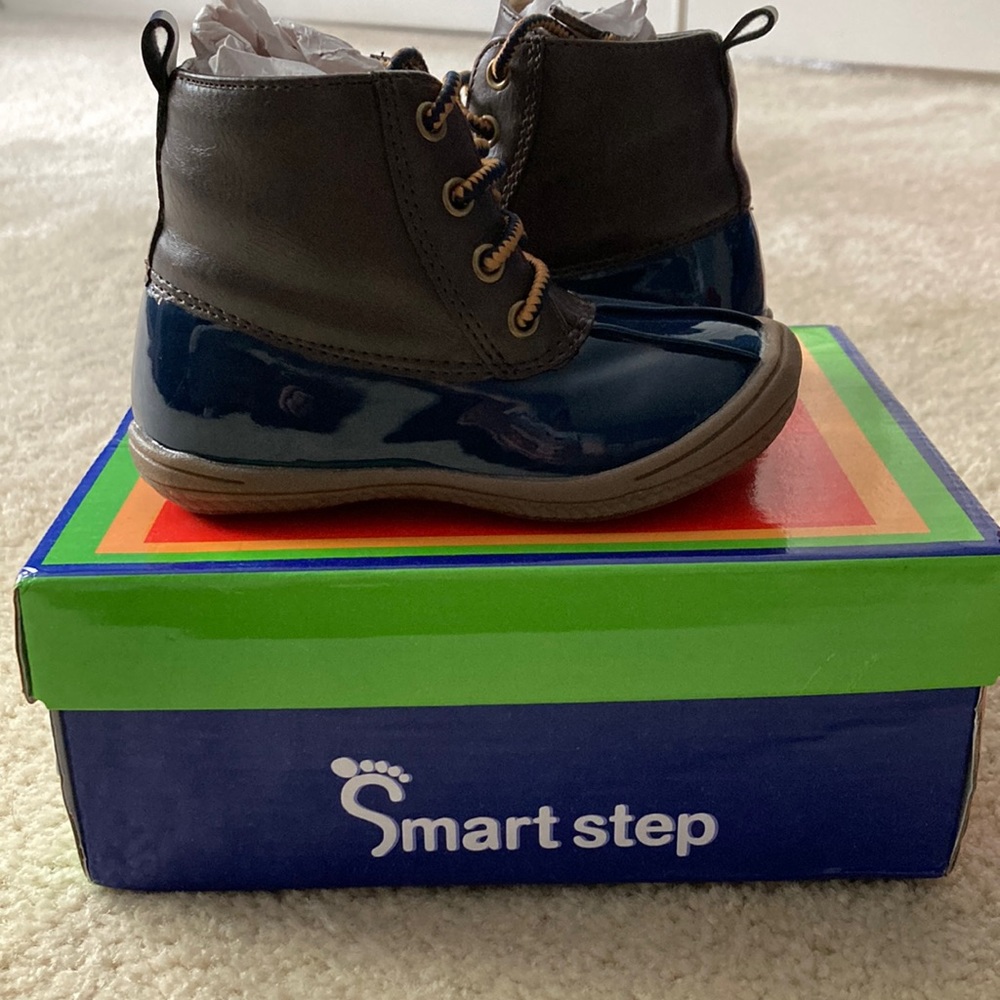 Smart Step duck boots. Navy size 6. New in box.